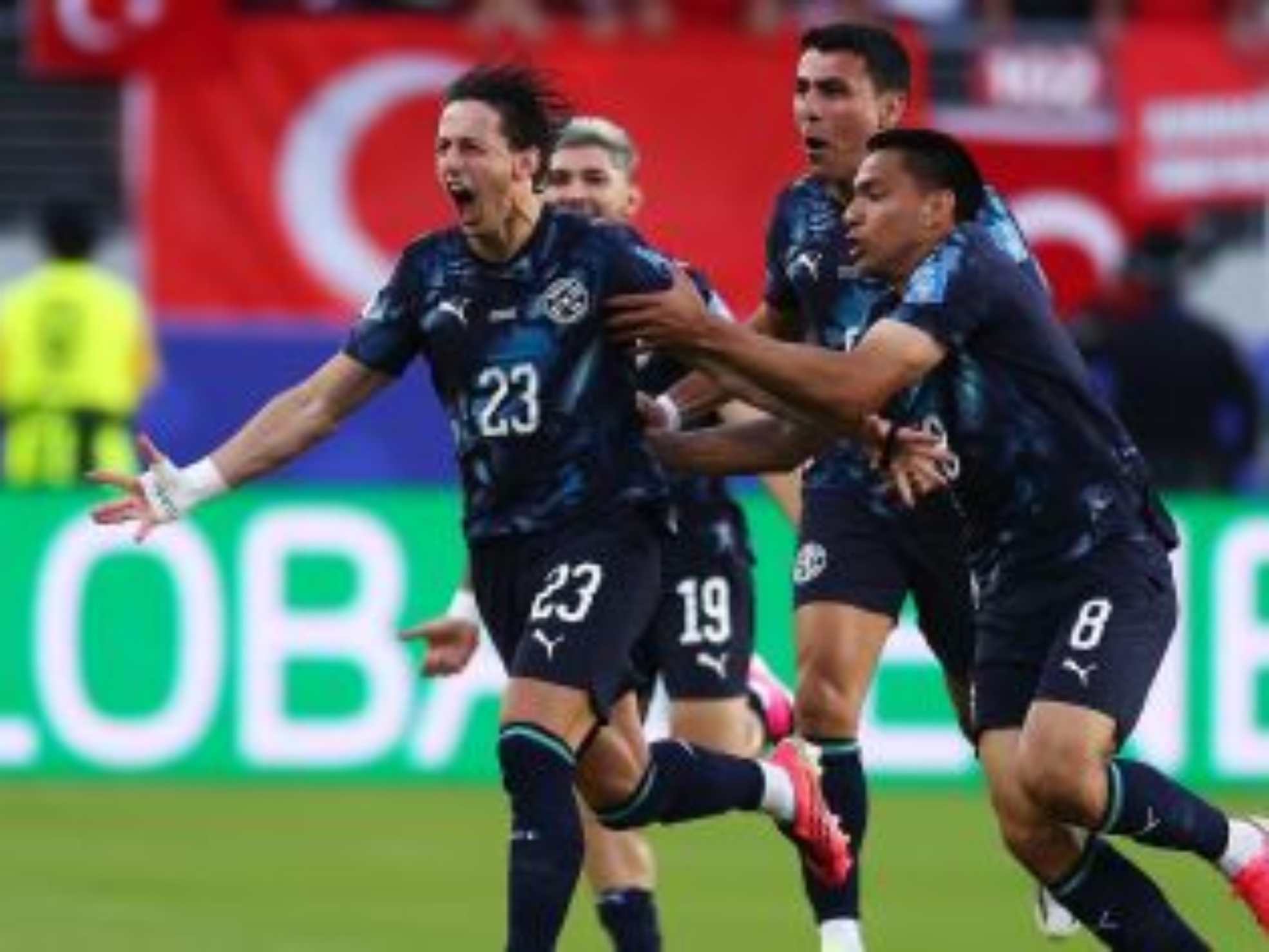 Matías Galarza, meio-campista do Paraguai, celebrando o gol marcado sobre a Turquia, pela Copa do Mundo • Dean Mouhtaropoulos/Getty Images