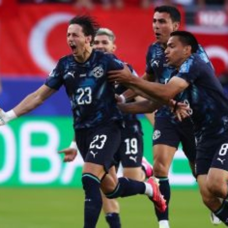 Matías Galarza, meio-campista do Paraguai, celebrando o gol marcado sobre a Turquia, pela Copa do Mundo • Dean Mouhtaropoulos/Getty Images
