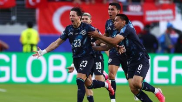 Matías Galarza, meio-campista do Paraguai, celebrando o gol marcado sobre a Turquia, pela Copa do Mundo • Dean Mouhtaropoulos/Getty Images