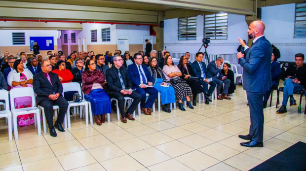 O prefeito Gerson Pessoa apresentou a pastores e fiéis da Igreja Avivamento da Fé um balanço das principais ações realizadas nos primeiros 18 meses de governo, destacando investimentos em saúde, educação, segurança pública e habitação.
Crédito: David Mazzo