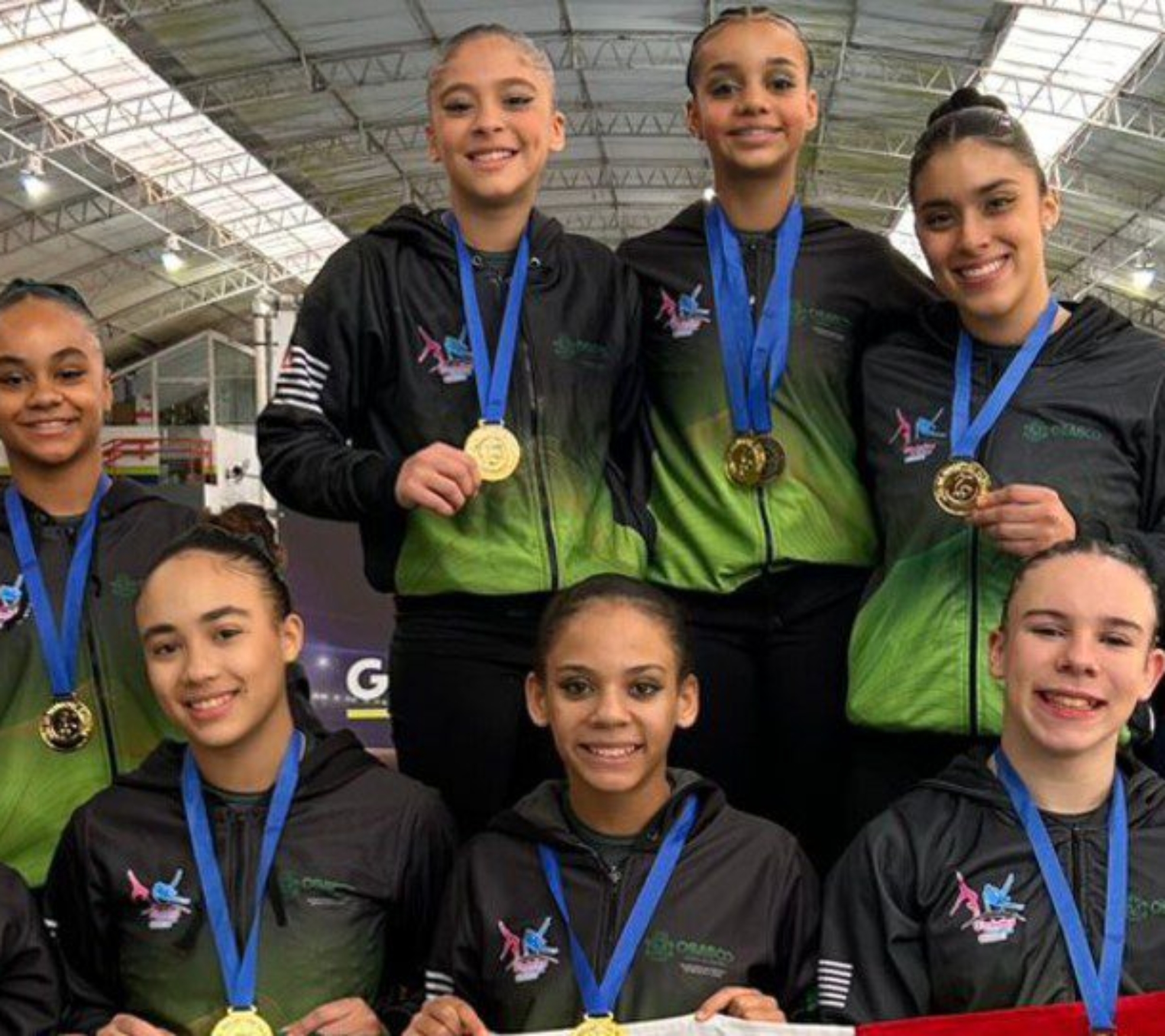 As ginastas de Osasco comemoram o excelente desempenho na II Etapa do Troféu Destaque Feminino 2026, com conquista do título por equipe e diversas medalhas individuais na competição realizada em São Bernardo do Campo.

Crédito: Divulgação