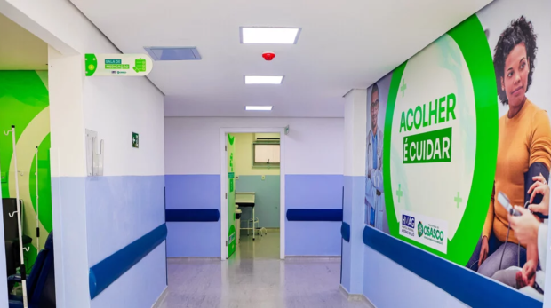 A Prefeitura de Osasco entregou a primeira fase da modernização do Hospital Municipal Antônio Giglio (HMAG), com a inauguração do novo Pronto-Socorro Ortopédico. O espaço conta com consultórios, salas de acolhimento, medicação, gesso, recepção renovada e estrutura mais moderna para oferecer atendimento com mais conforto, eficiência e humanização aos pacientes.

Crédito: Imagem: Fernanda Cazarini