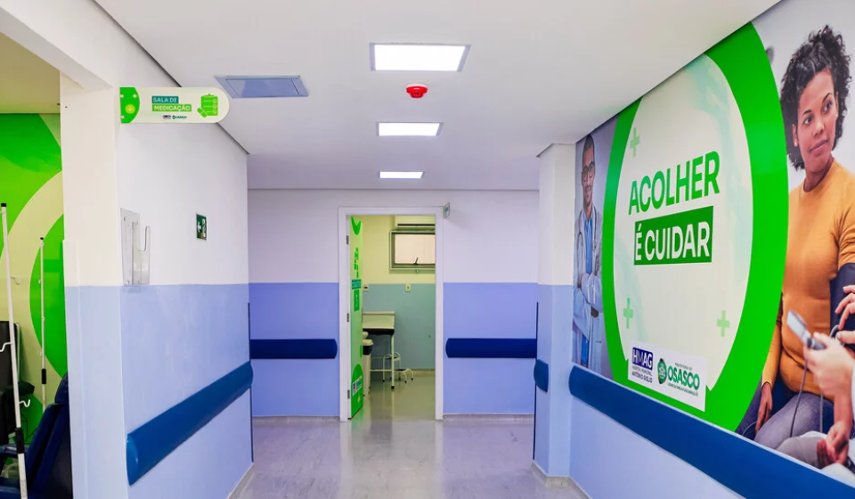 A Prefeitura de Osasco entregou a primeira fase da modernização do Hospital Municipal Antônio Giglio (HMAG), com a inauguração do novo Pronto-Socorro Ortopédico. O espaço conta com consultórios, salas de acolhimento, medicação, gesso, recepção renovada e estrutura mais moderna para oferecer atendimento com mais conforto, eficiência e humanização aos pacientes.

Crédito: Imagem: Fernanda Cazarini