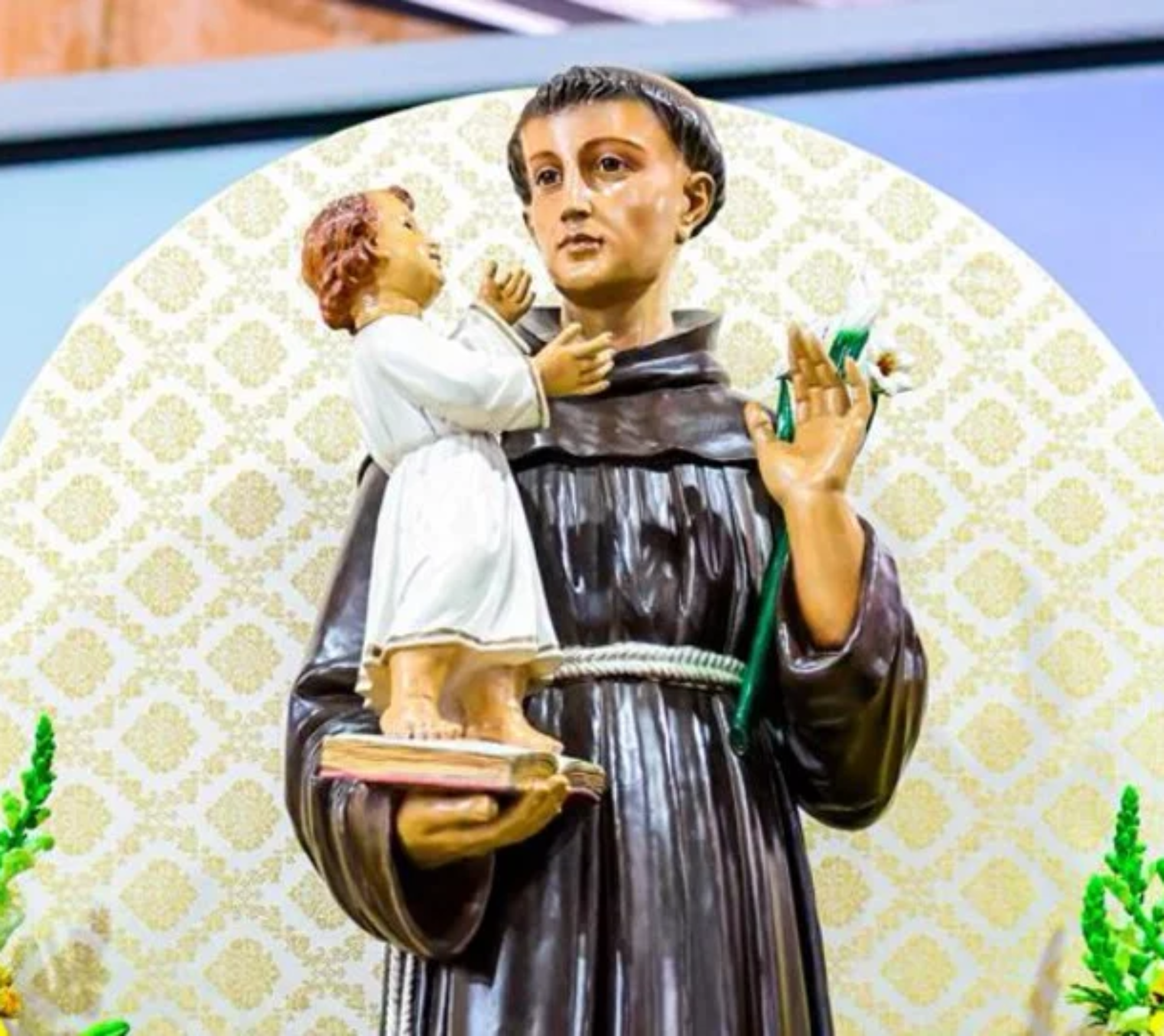 Centenas de fiéis participaram das celebrações em homenagem a Santo Antônio, padroeiro de Osasco, com missas, bênção do bolo, distribuição de pães e a tradicional procissão pelas ruas do centro da cidade. A festividade reuniu devotos, autoridades e voluntários em um momento de fé, união e solidariedade, contribuindo também para as obras de construção da nova Catedral de Santo Antônio.

Imagem: Fernanda Cazarini e David Mazzo