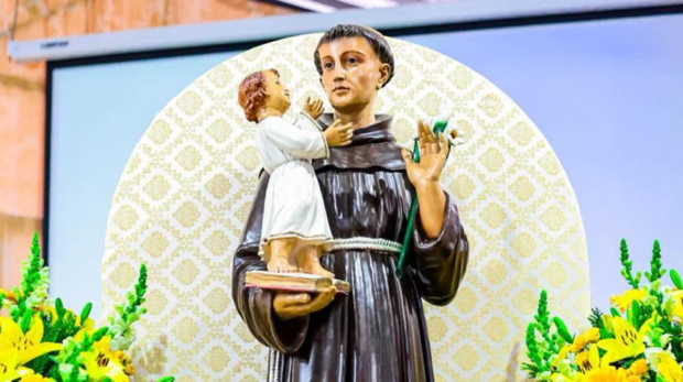 Centenas de fiéis participaram das celebrações em homenagem a Santo Antônio, padroeiro de Osasco, com missas, bênção do bolo, distribuição de pães e a tradicional procissão pelas ruas do centro da cidade. A festividade reuniu devotos, autoridades e voluntários em um momento de fé, união e solidariedade, contribuindo também para as obras de construção da nova Catedral de Santo Antônio.

Imagem: Fernanda Cazarini e David Mazzo