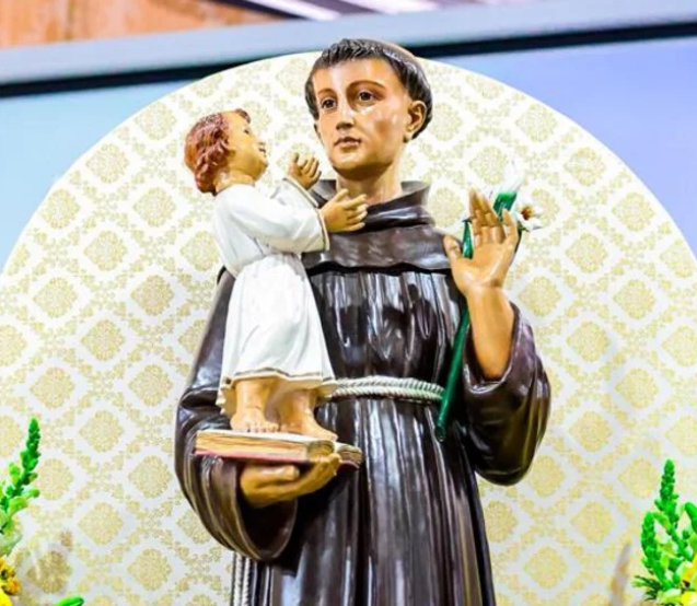 Centenas de fiéis participaram das celebrações em homenagem a Santo Antônio, padroeiro de Osasco, com missas, bênção do bolo, distribuição de pães e a tradicional procissão pelas ruas do centro da cidade. A festividade reuniu devotos, autoridades e voluntários em um momento de fé, união e solidariedade, contribuindo também para as obras de construção da nova Catedral de Santo Antônio.

Imagem: Fernanda Cazarini e David Mazzo
