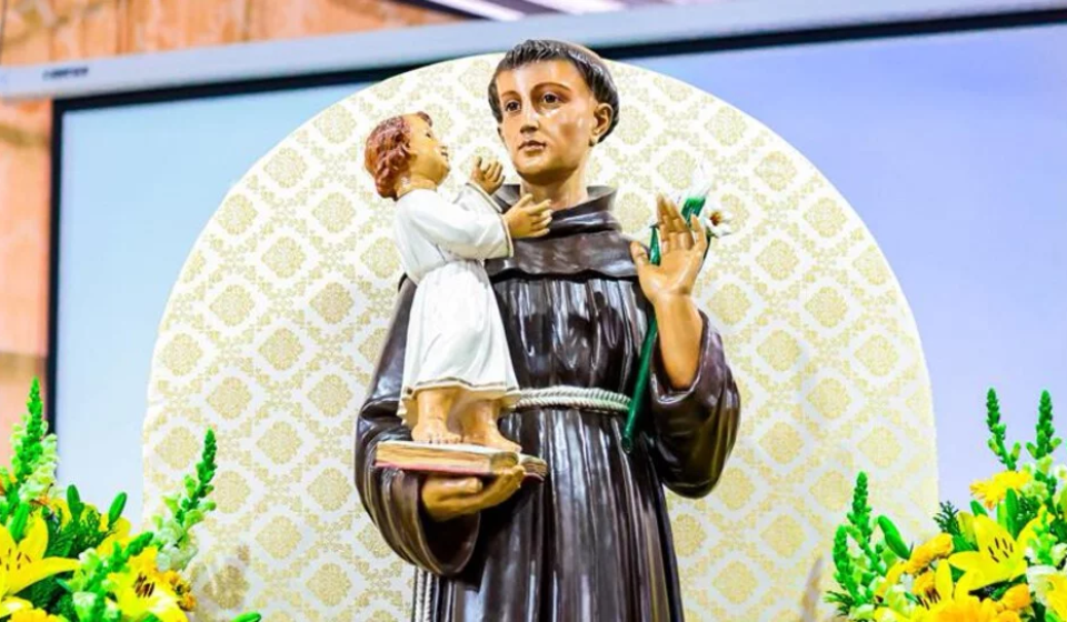 Centenas de fiéis participaram das celebrações em homenagem a Santo Antônio, padroeiro de Osasco, com missas, bênção do bolo, distribuição de pães e a tradicional procissão pelas ruas do centro da cidade. A festividade reuniu devotos, autoridades e voluntários em um momento de fé, união e solidariedade, contribuindo também para as obras de construção da nova Catedral de Santo Antônio.

Imagem: Fernanda Cazarini e David Mazzo