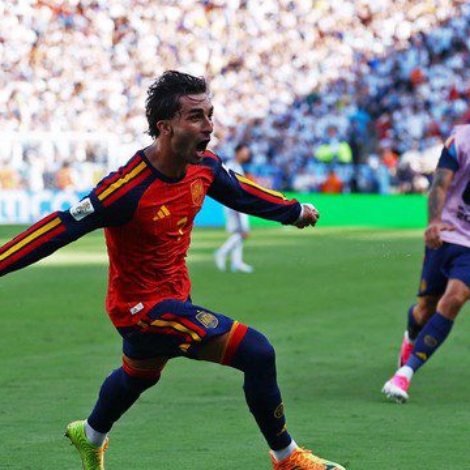 Ferran Torres para comemorar o gol do título (Foto: REUTERS/Kai Pfaffenbach