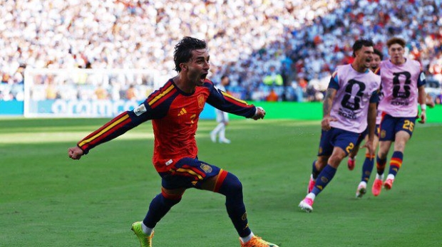 Ferran Torres para comemorar o gol do título (Foto: REUTERS/Kai Pfaffenbach
