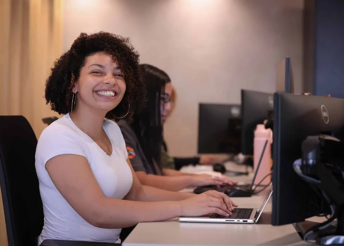 Estudantes da rede estadual de São Paulo têm 708 vagas de estágio remunerado abertas nesta semana pelo programa BEEM, com bolsas que variam de R$ 437,99 a R$ 883,66, conforme o curso técnico e a carga horária semanal. O programa oferece experiência profissional, auxílio-transporte e possibilidade de efetivação após o período de estágio.

Crédito: Governo De São Paulo