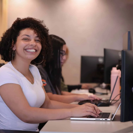 Estudantes da rede estadual de São Paulo têm 708 vagas de estágio remunerado abertas nesta semana pelo programa BEEM, com bolsas que variam de R$ 437,99 a R$ 883,66, conforme o curso técnico e a carga horária semanal. O programa oferece experiência profissional, auxílio-transporte e possibilidade de efetivação após o período de estágio.

Crédito: Governo De São Paulo