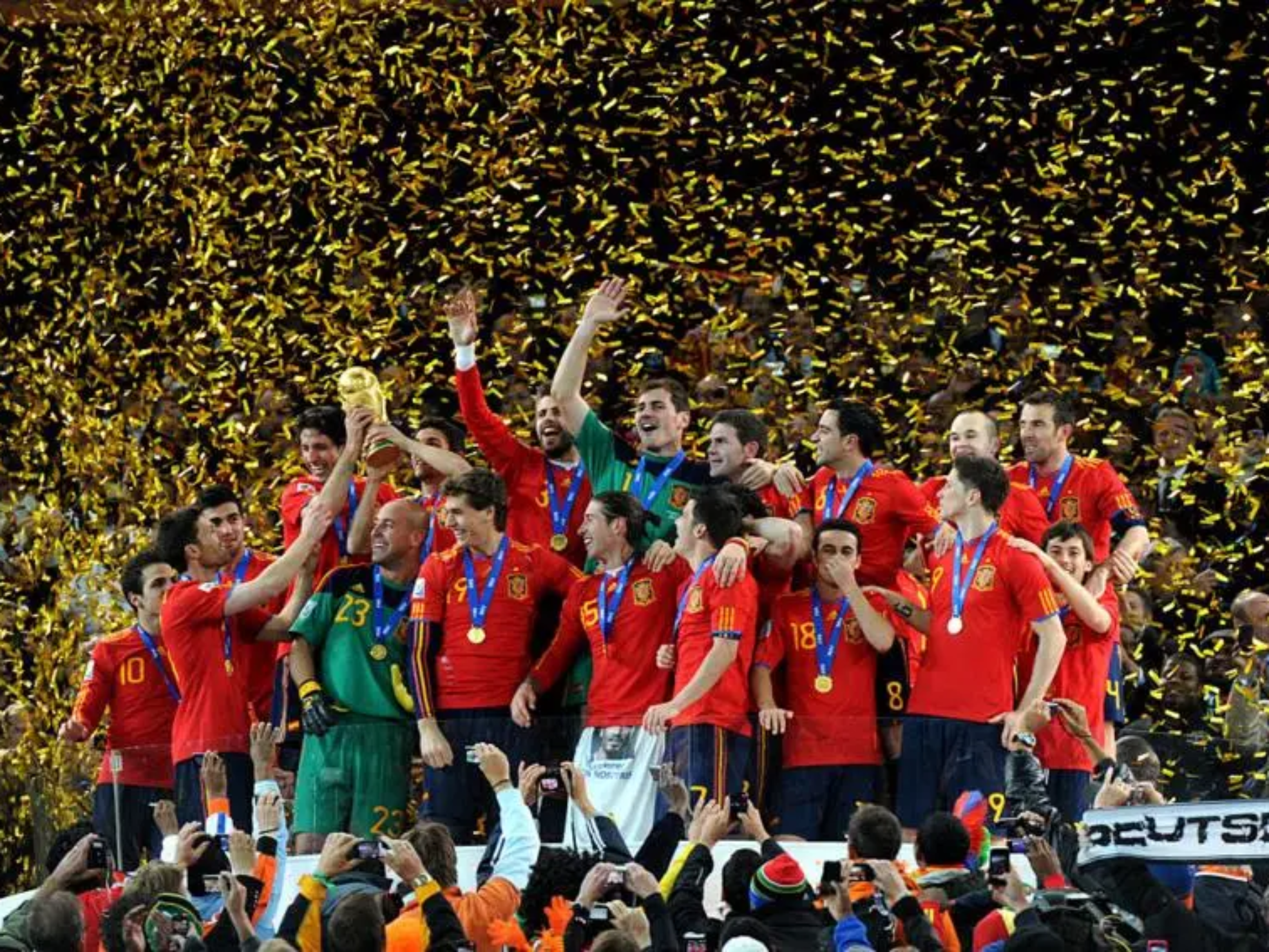 Jogadores da Espanha comemoram a conquista da Copa do Mundo de 2026 após a vitória sobre a Argentina na final. O bicampeonato mundial coroou uma campanha invicta da seleção espanhola, que voltou ao topo do futebol mundial 16 anos após o primeiro título.
Crédito: Getty Images