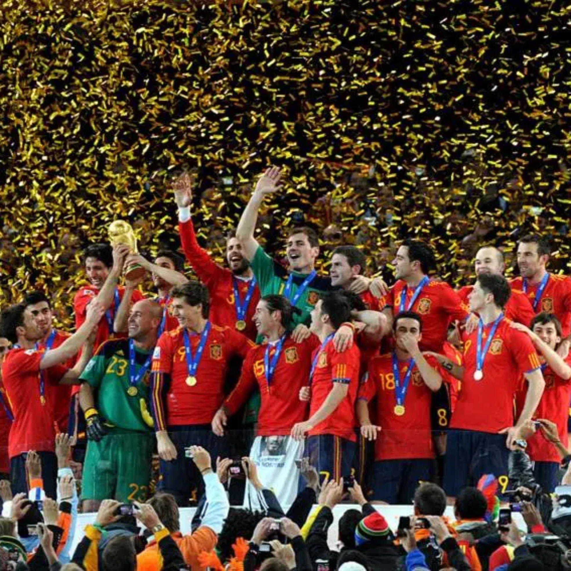 Jogadores da Espanha comemoram a conquista da Copa do Mundo de 2026 após a vitória sobre a Argentina na final. O bicampeonato mundial coroou uma campanha invicta da seleção espanhola, que voltou ao topo do futebol mundial 16 anos após o primeiro título.
Crédito: Getty Images