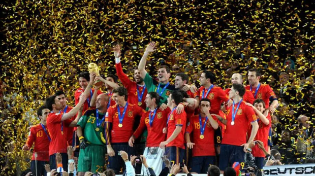 Jogadores da Espanha comemoram a conquista da Copa do Mundo de 2026 após a vitória sobre a Argentina na final. O bicampeonato mundial coroou uma campanha invicta da seleção espanhola, que voltou ao topo do futebol mundial 16 anos após o primeiro título.
Crédito: Getty Images