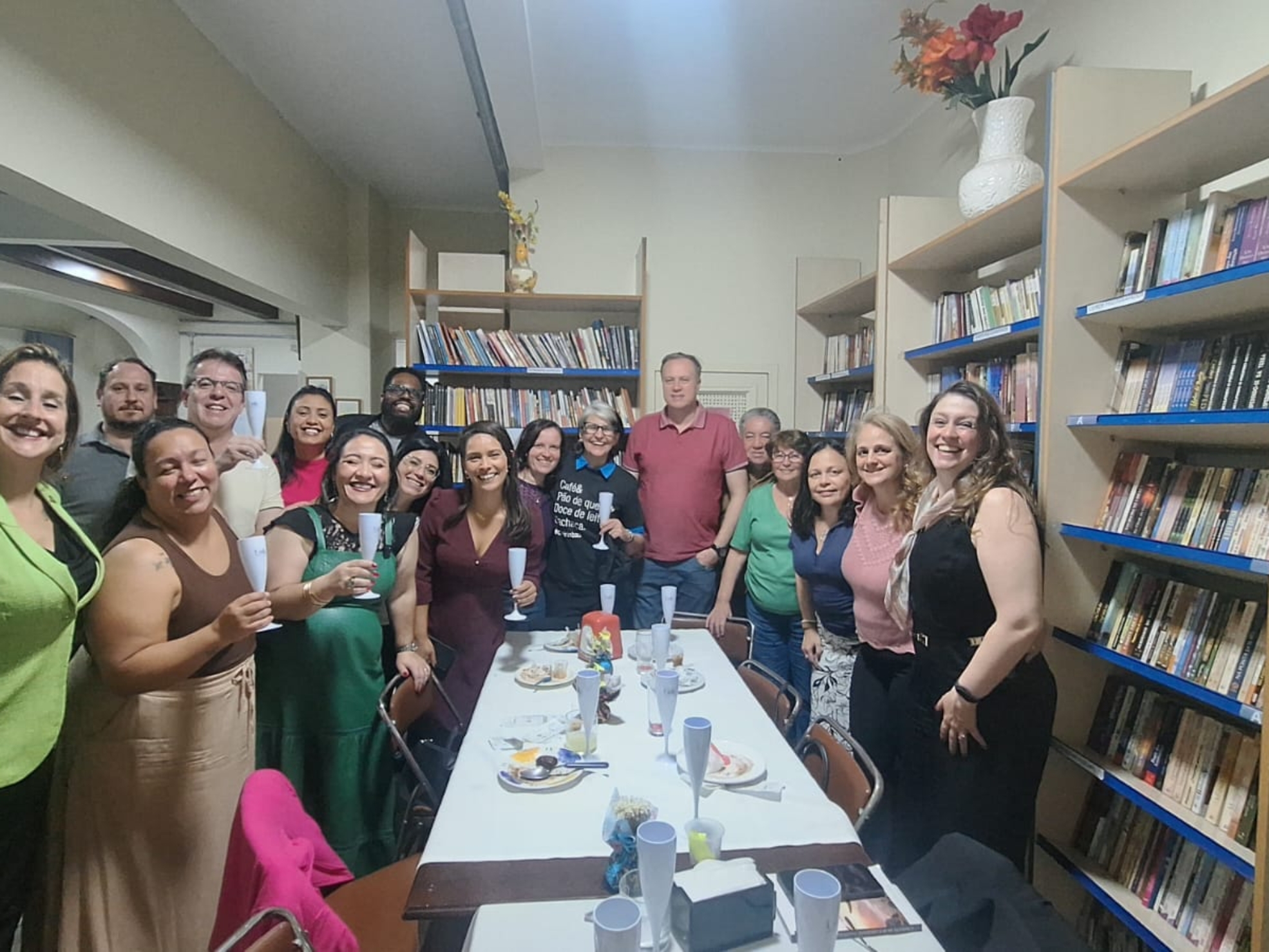 Em destaque, de vestido verde e segurando uma taça, a escritora Elisangela Valeriani celebra o lançamento do livro O Resgate da Sua Liberdade Financeira ao lado de empresários, profissionais, voluntários e convidados durante a Noite de Caldos Solidária realizada na SEETO.

Crédito: Divulgação