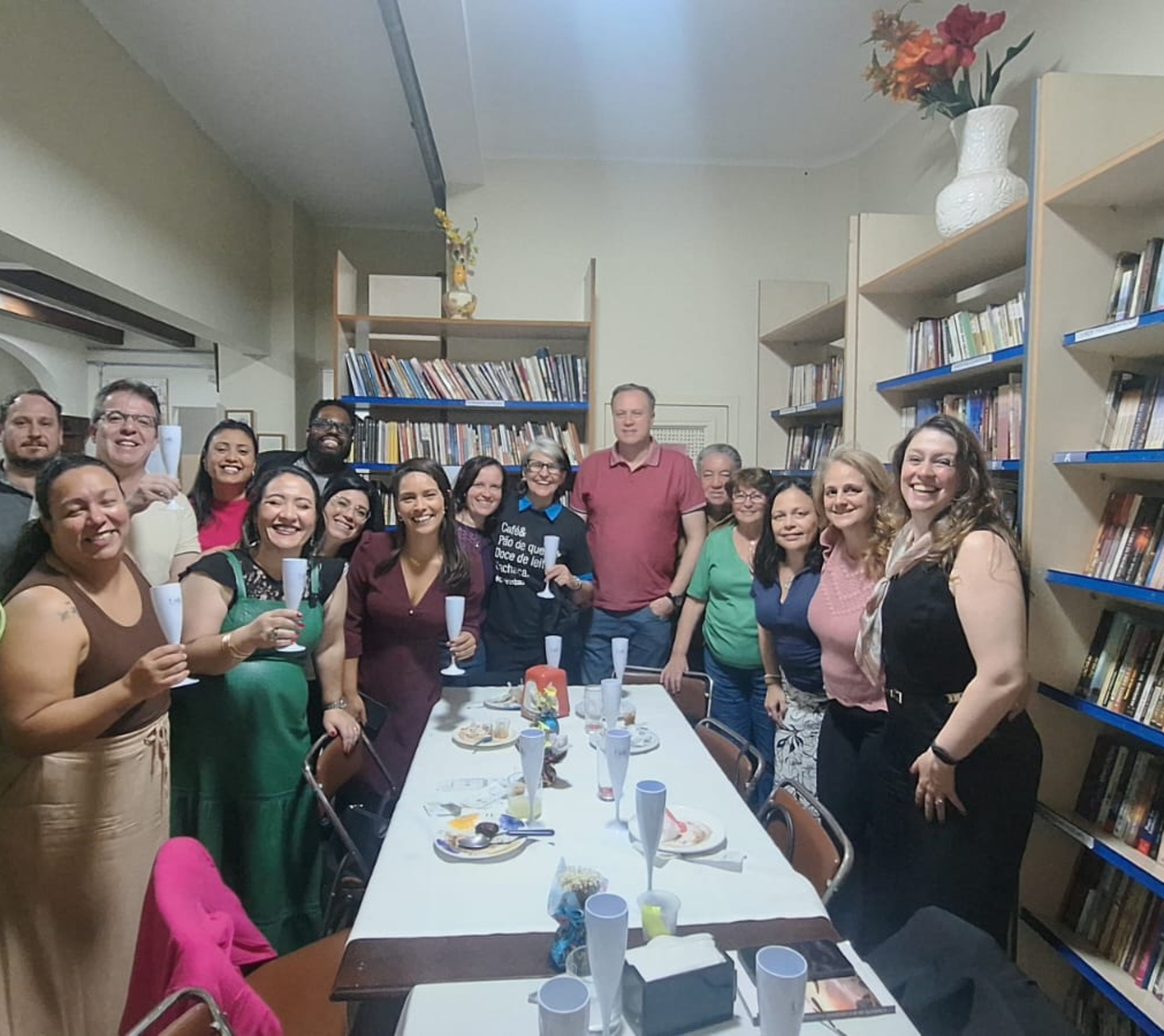 Em destaque, de vestido verde e segurando uma taça, a escritora Elisangela Valeriani celebra o lançamento do livro O Resgate da Sua Liberdade Financeira ao lado de empresários, profissionais, voluntários e convidados durante a Noite de Caldos Solidária realizada na SEETO.

Crédito: Divulgação
