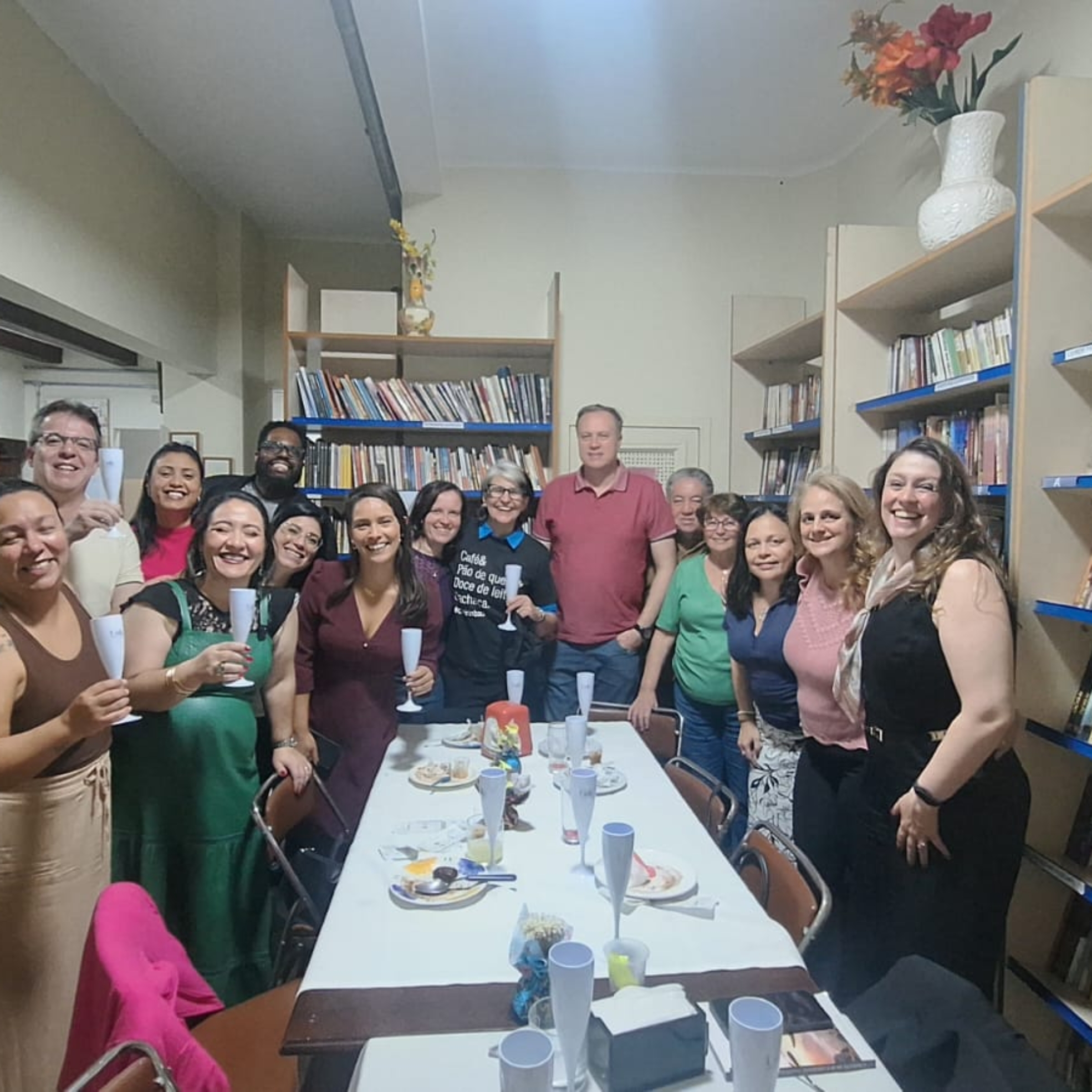 Em destaque, de vestido verde e segurando uma taça, a escritora Elisangela Valeriani celebra o lançamento do livro O Resgate da Sua Liberdade Financeira ao lado de empresários, profissionais, voluntários e convidados durante a Noite de Caldos Solidária realizada na SEETO.

Crédito: Divulgação