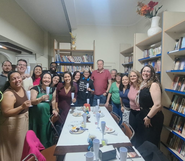 Em destaque, de vestido verde e segurando uma taça, a escritora Elisangela Valeriani celebra o lançamento do livro O Resgate da Sua Liberdade Financeira ao lado de empresários, profissionais, voluntários e convidados durante a Noite de Caldos Solidária realizada na SEETO.

Crédito: Divulgação