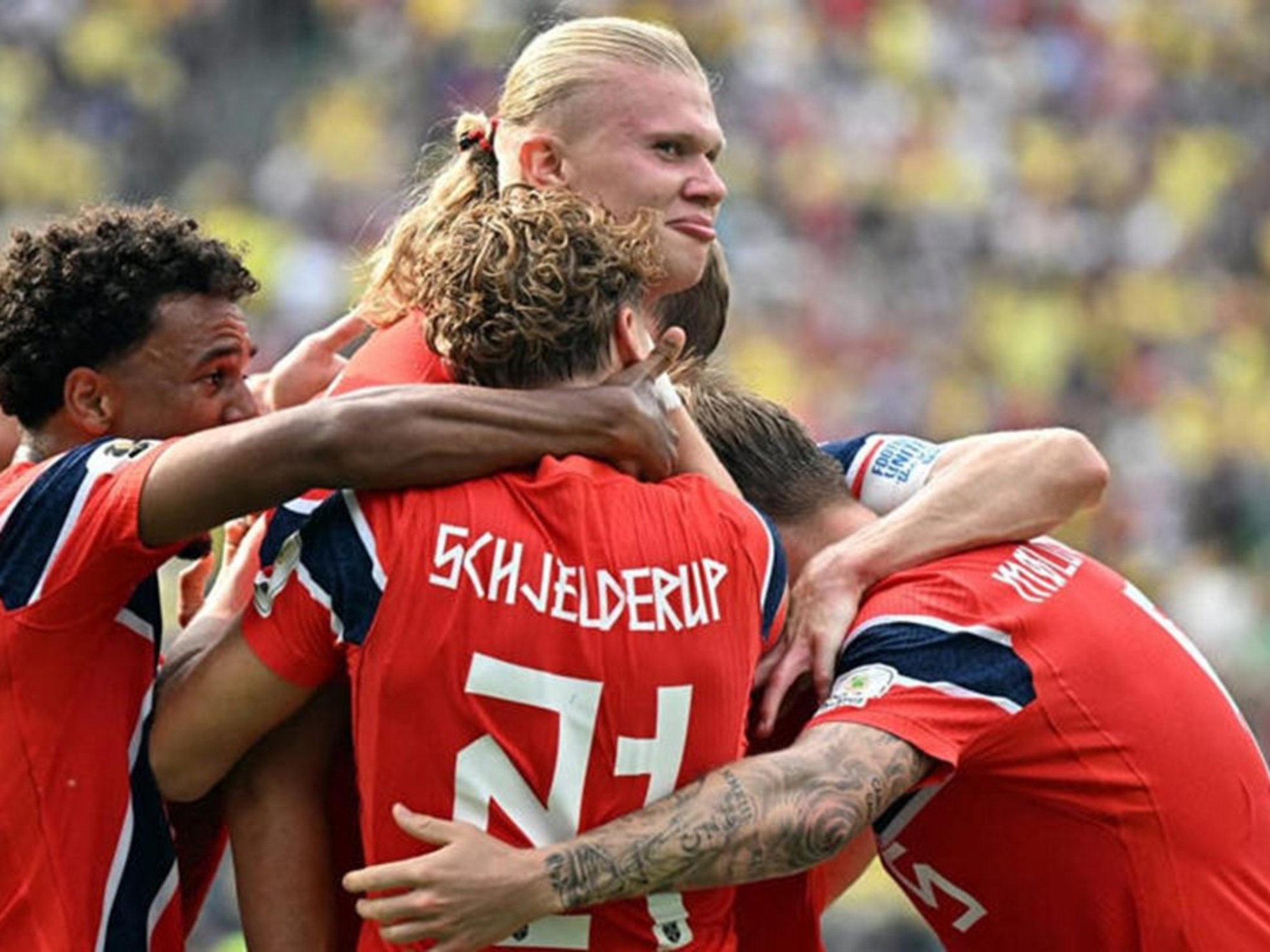 O atacante norueguês #09 Erling Braut Haaland (C) comemora o primeiro gol de sua equipe durante a partida das oitavas de final da Copa do Mundo de 2026 entre Brasil e Noruega (Foto: Jewel Samad / AFP)