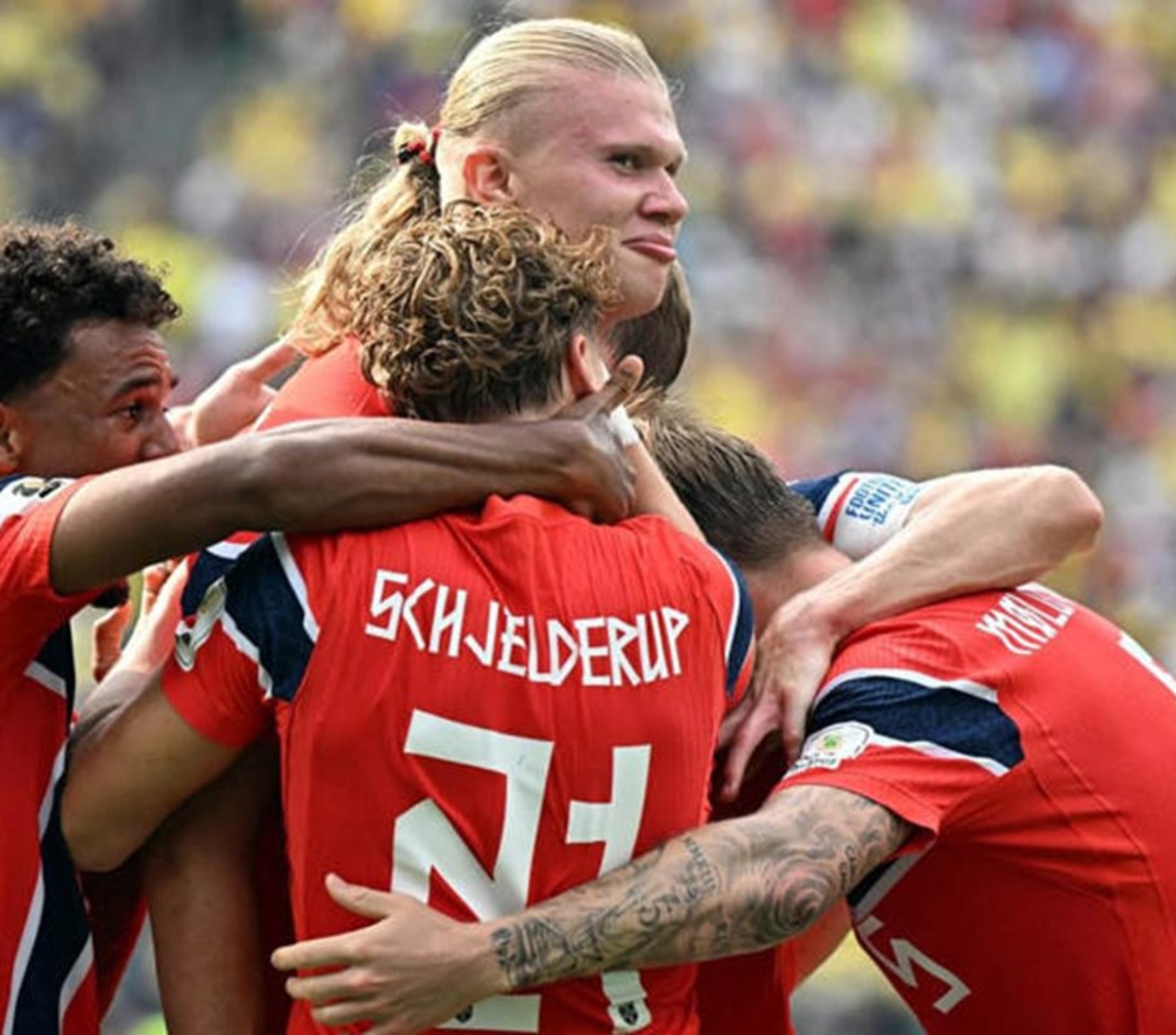 O atacante norueguês #09 Erling Braut Haaland (C) comemora o primeiro gol de sua equipe durante a partida das oitavas de final da Copa do Mundo de 2026 entre Brasil e Noruega (Foto: Jewel Samad / AFP)