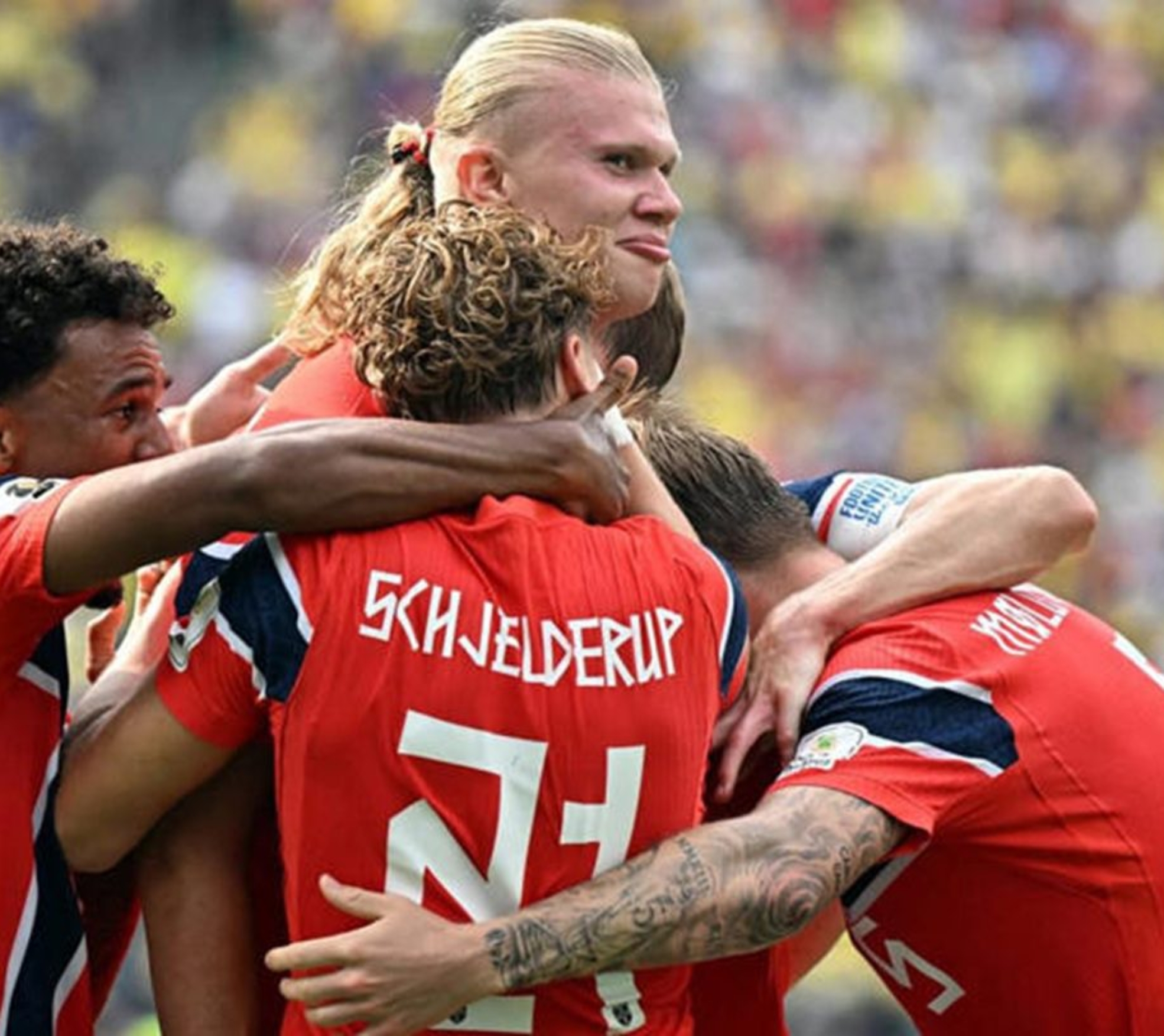 O atacante norueguês #09 Erling Braut Haaland (C) comemora o primeiro gol de sua equipe durante a partida das oitavas de final da Copa do Mundo de 2026 entre Brasil e Noruega (Foto: Jewel Samad / AFP)