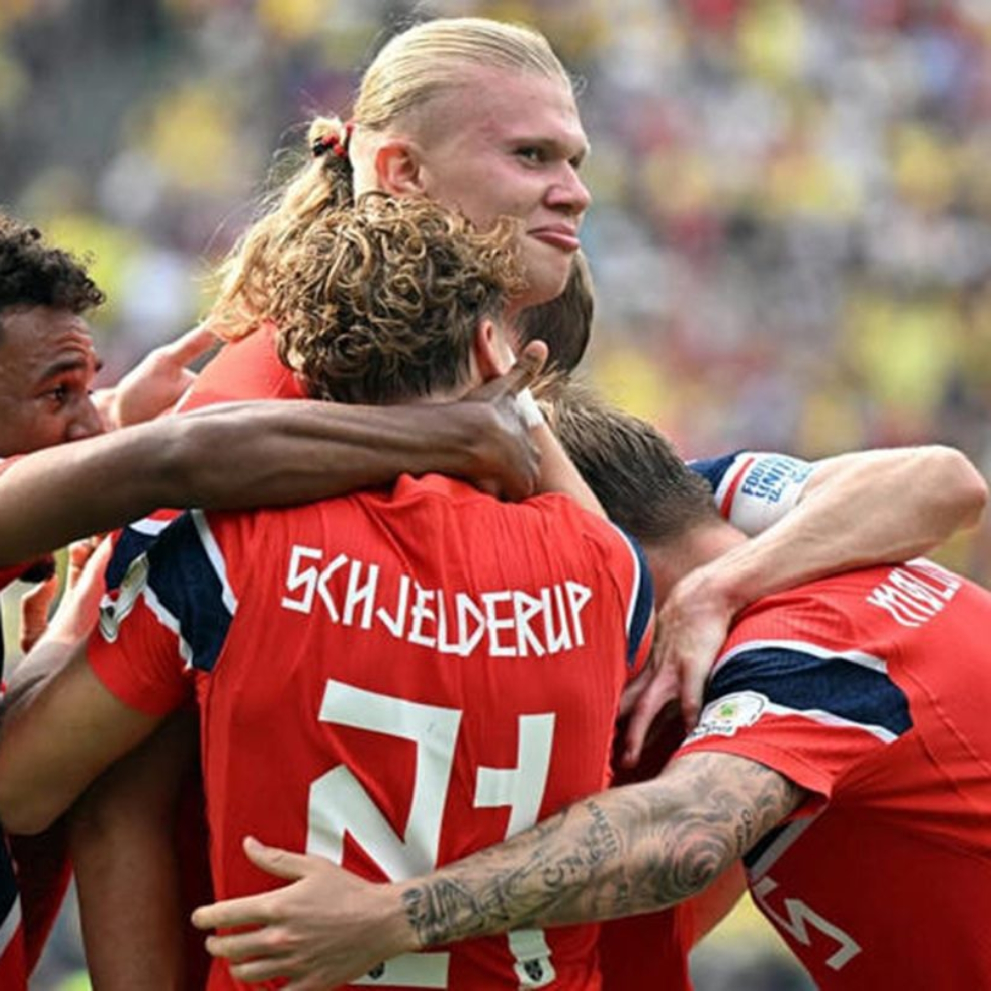O atacante norueguês #09 Erling Braut Haaland (C) comemora o primeiro gol de sua equipe durante a partida das oitavas de final da Copa do Mundo de 2026 entre Brasil e Noruega (Foto: Jewel Samad / AFP)