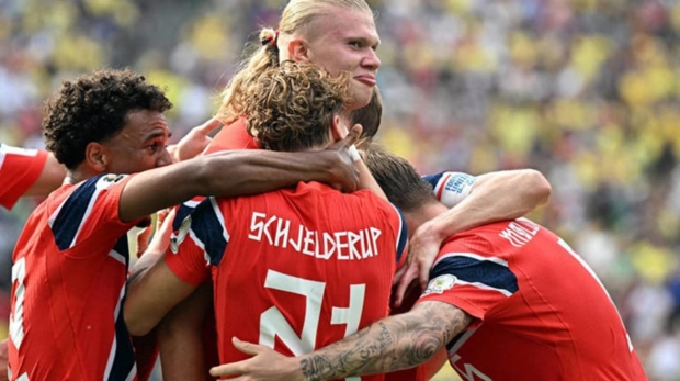 O atacante norueguês #09 Erling Braut Haaland (C) comemora o primeiro gol de sua equipe durante a partida das oitavas de final da Copa do Mundo de 2026 entre Brasil e Noruega (Foto: Jewel Samad / AFP)