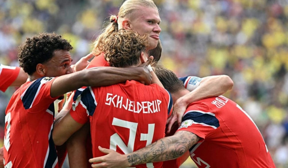 O atacante norueguês #09 Erling Braut Haaland (C) comemora o primeiro gol de sua equipe durante a partida das oitavas de final da Copa do Mundo de 2026 entre Brasil e Noruega (Foto: Jewel Samad / AFP)