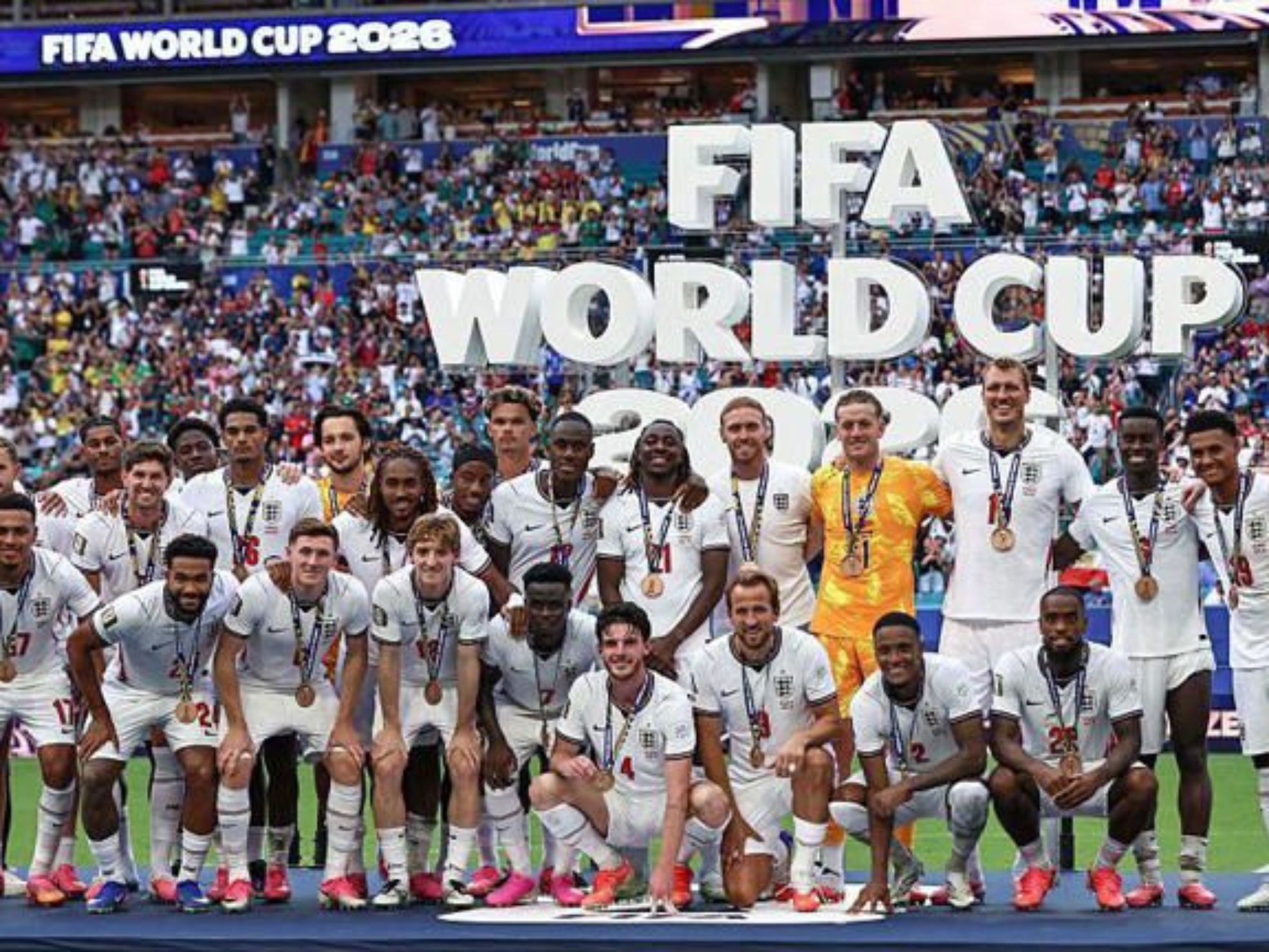 Jogadores da Inglaterra comemoram após receberem as medalhas pelo terceiro lugar na Copa do Mundo.
© Getty Images