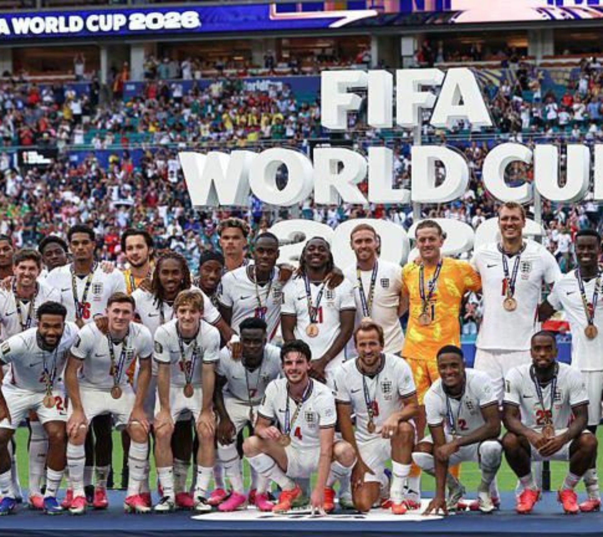 Jogadores da Inglaterra comemoram após receberem as medalhas pelo terceiro lugar na Copa do Mundo.
© Getty Images
