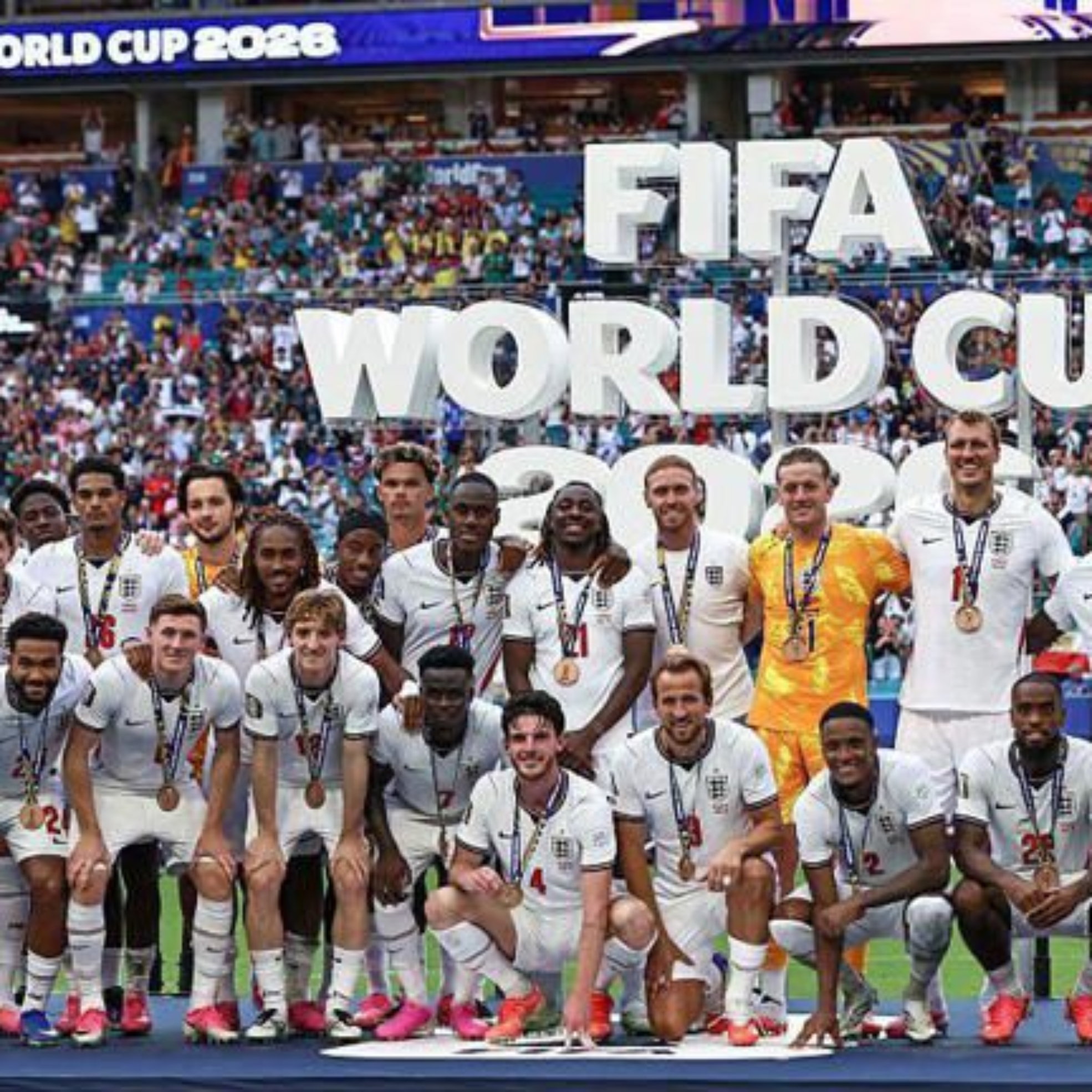 Jogadores da Inglaterra comemoram após receberem as medalhas pelo terceiro lugar na Copa do Mundo.
© Getty Images