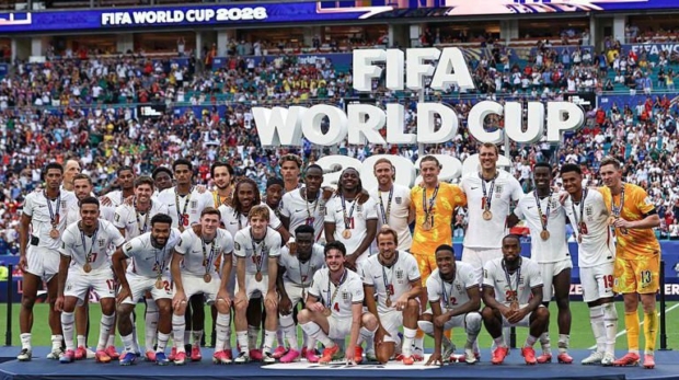 Jogadores da Inglaterra comemoram após receberem as medalhas pelo terceiro lugar na Copa do Mundo.
© Getty Images