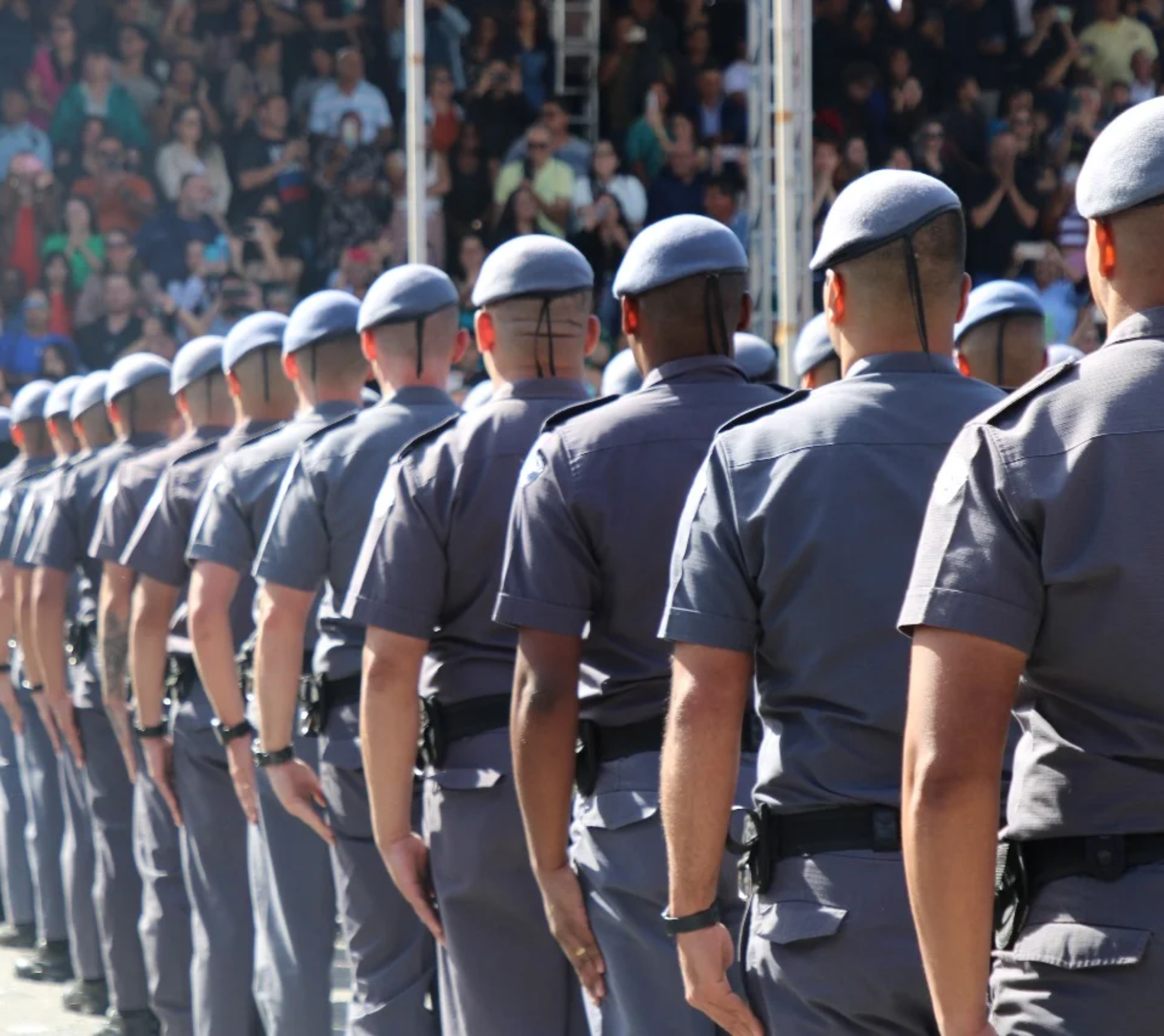 O estágio probatório, com duração de 3 anos, tem início com o exercício do cargo, que é concomitante com a posse, e o candidato ingressa na graduação de Aluno-Soldado PM