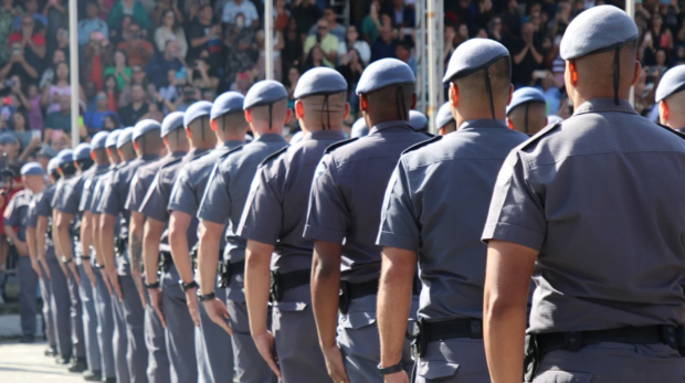 O estágio probatório, com duração de 3 anos, tem início com o exercício do cargo, que é concomitante com a posse, e o candidato ingressa na graduação de Aluno-Soldado PM
