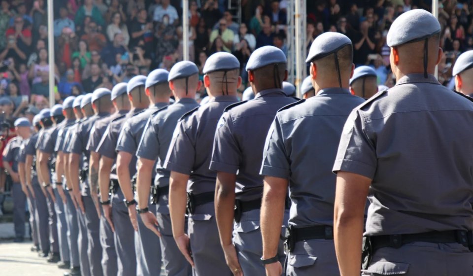 O estágio probatório, com duração de 3 anos, tem início com o exercício do cargo, que é concomitante com a posse, e o candidato ingressa na graduação de Aluno-Soldado PM