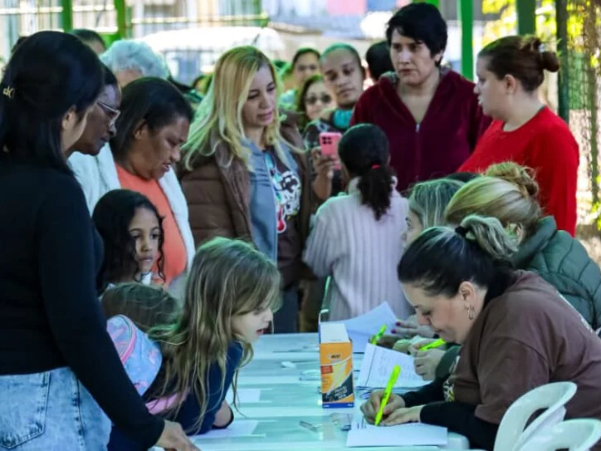 Famílias participaram do Bazar Solidário promovido pelo Fundo Social de Osasco, que distribuiu roupas, artigos de cama e promoveu uma atividade de educação financeira para as crianças.

Crédito: Eduardo Fernandes