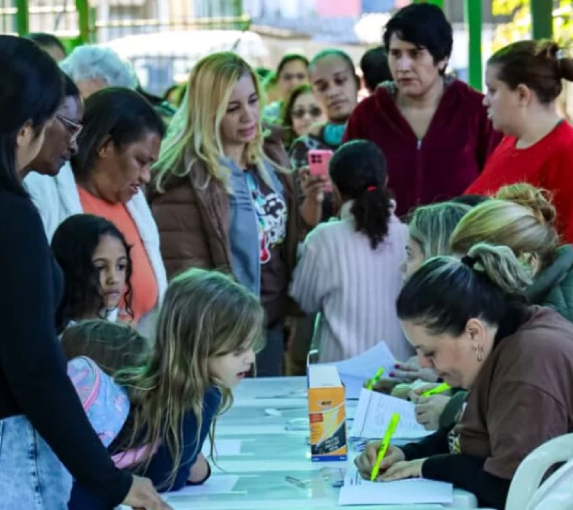 Famílias participaram do Bazar Solidário promovido pelo Fundo Social de Osasco, que distribuiu roupas, artigos de cama e promoveu uma atividade de educação financeira para as crianças.

Crédito: Eduardo Fernandes
