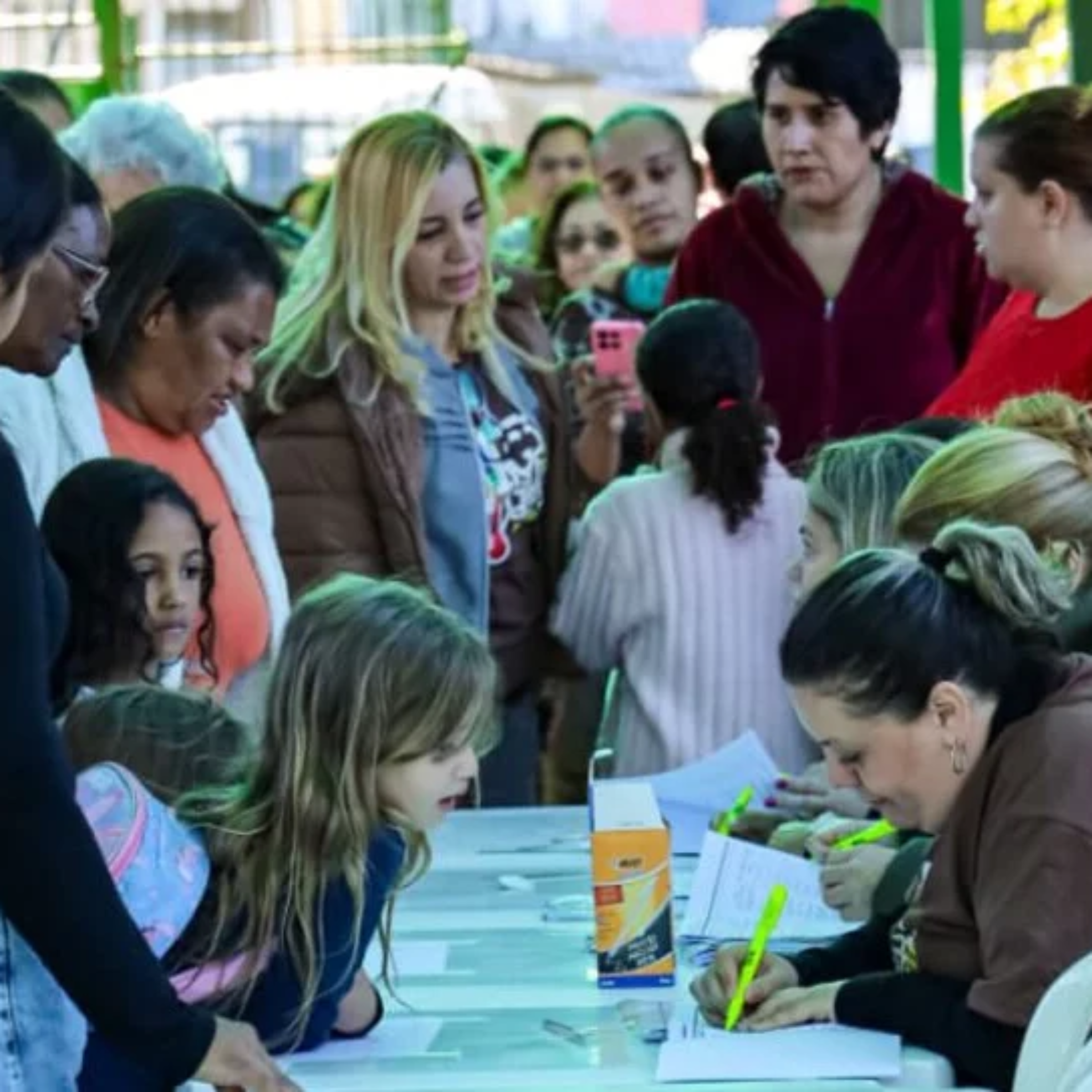 Famílias participaram do Bazar Solidário promovido pelo Fundo Social de Osasco, que distribuiu roupas, artigos de cama e promoveu uma atividade de educação financeira para as crianças.

Crédito: Eduardo Fernandes