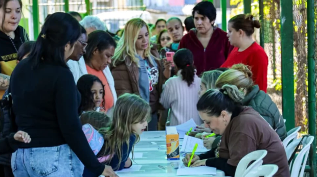 Famílias participaram do Bazar Solidário promovido pelo Fundo Social de Osasco, que distribuiu roupas, artigos de cama e promoveu uma atividade de educação financeira para as crianças.
Crédito: Eduardo Fernandes