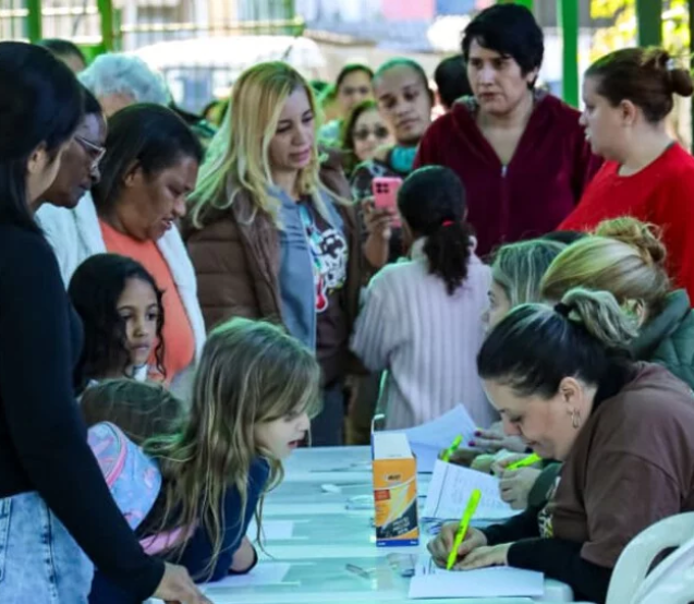 Famílias participaram do Bazar Solidário promovido pelo Fundo Social de Osasco, que distribuiu roupas, artigos de cama e promoveu uma atividade de educação financeira para as crianças.

Crédito: Eduardo Fernandes