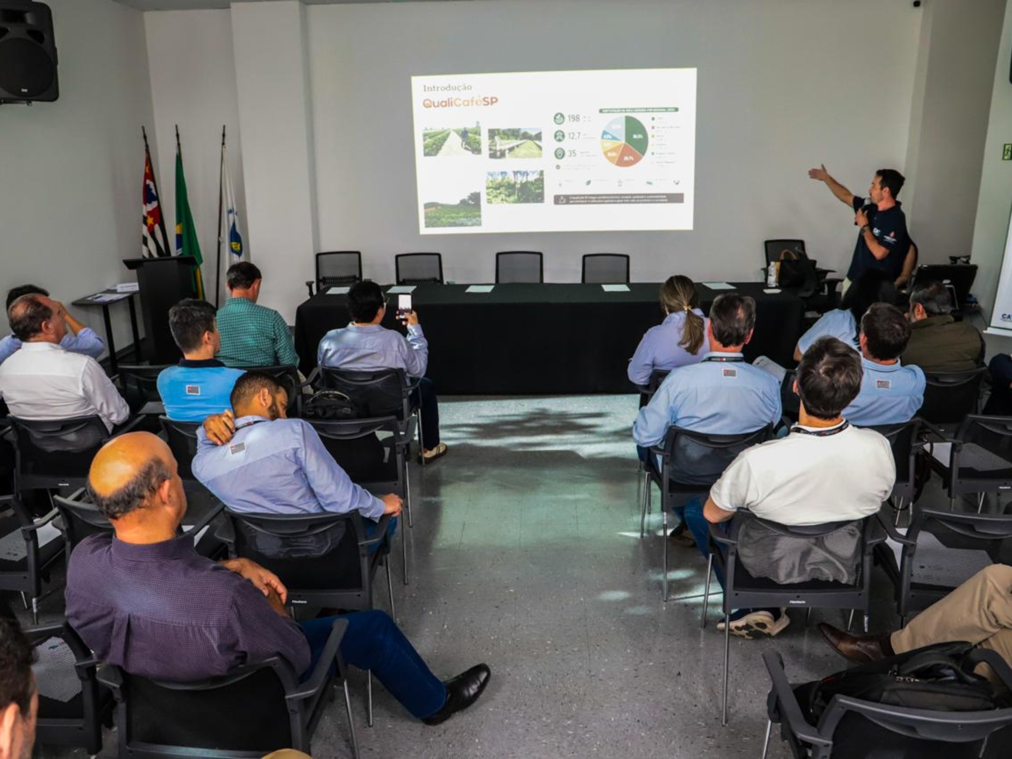 Gestor do QualiCaféSP, Osmar de Almeida Júnior, apresenta as ações do programa durante a reunião da Câmara Setorial do Café de São Paulo, realizada na sede da CATI.

Crédito: Divulgação - CATI