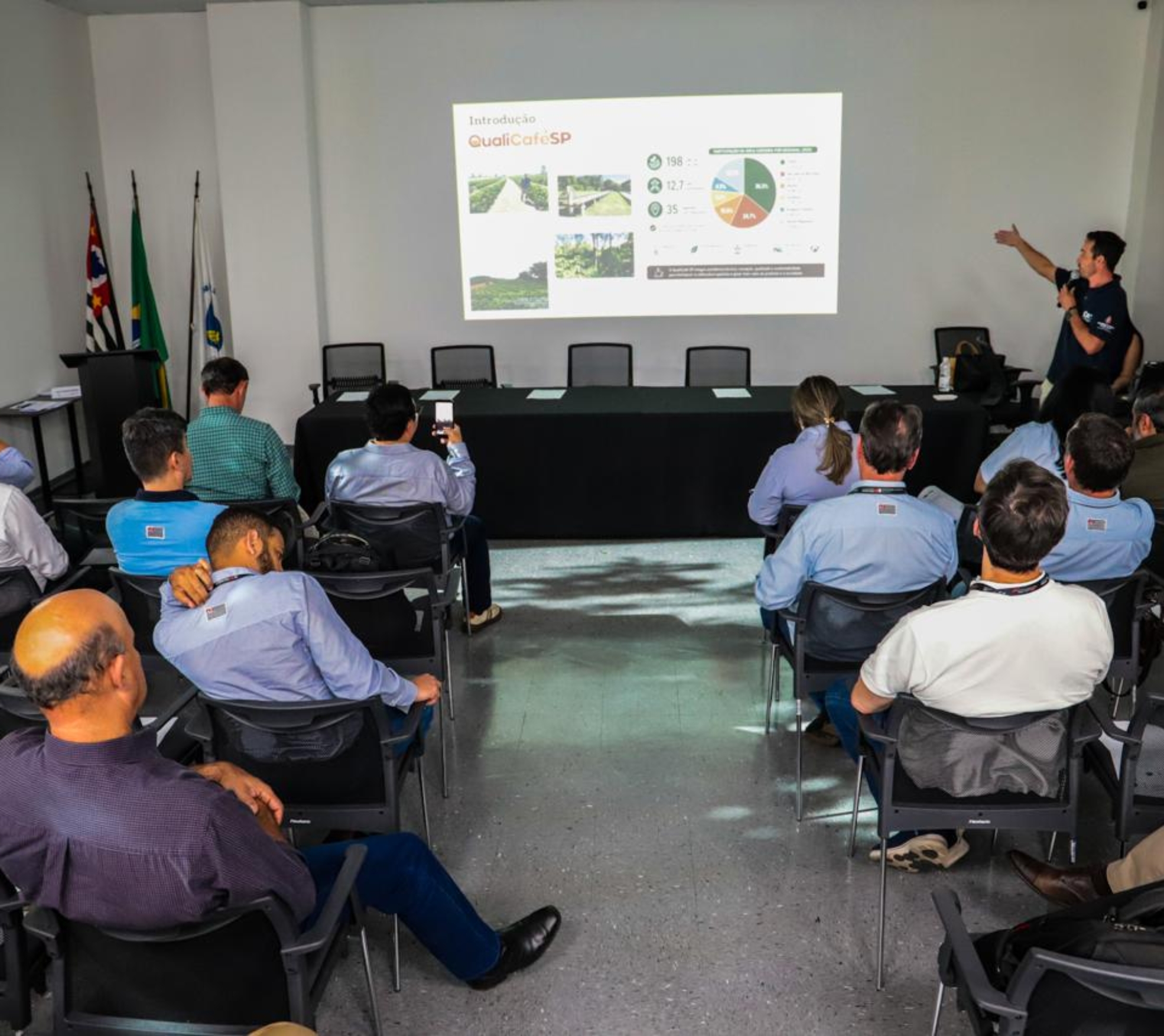 Gestor do QualiCaféSP, Osmar de Almeida Júnior, apresenta as ações do programa durante a reunião da Câmara Setorial do Café de São Paulo, realizada na sede da CATI.

Crédito: Divulgação - CATI