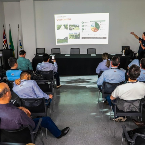 Gestor do QualiCaféSP, Osmar de Almeida Júnior, apresenta as ações do programa durante a reunião da Câmara Setorial do Café de São Paulo, realizada na sede da CATI.

Crédito: Divulgação - CATI