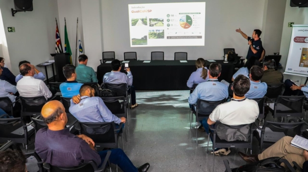 Gestor do QualiCaféSP, Osmar de Almeida Júnior, apresenta as ações do programa durante a reunião da Câmara Setorial do Café de São Paulo, realizada na sede da CATI.

Crédito: Divulgação - CATI