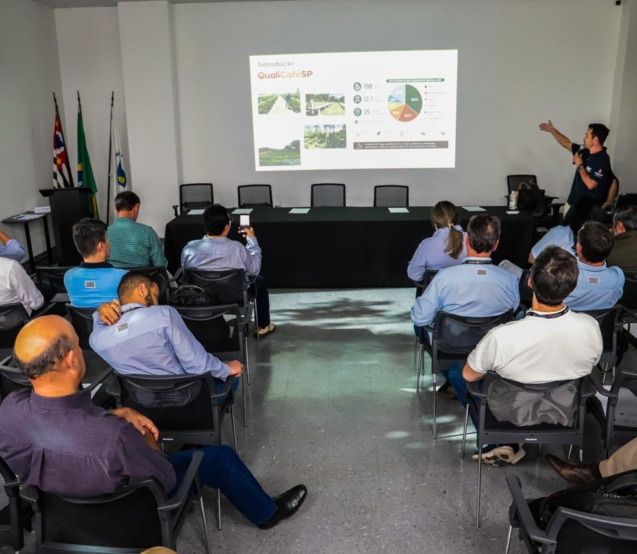 Gestor do QualiCaféSP, Osmar de Almeida Júnior, apresenta as ações do programa durante a reunião da Câmara Setorial do Café de São Paulo, realizada na sede da CATI.

Crédito: Divulgação - CATI