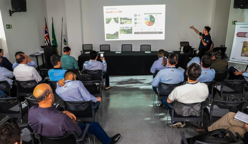 Gestor do QualiCaféSP, Osmar de Almeida Júnior, apresenta as ações do programa durante a reunião da Câmara Setorial do Café de São Paulo, realizada na sede da CATI.

Crédito: Divulgação - CATI