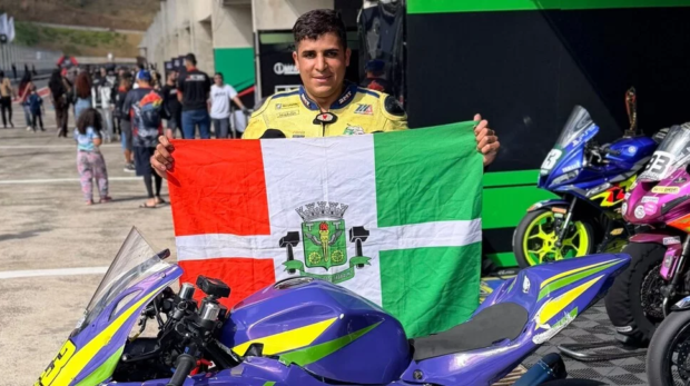 O piloto Leandro Santos, representante de Osasco e integrante do programa Bolsa Atleta, demonstrou espírito de superação na 3ª etapa da Copa Potenza de Motovelocidade, realizada em Goiânia, ao retornar à corrida após uma queda e conquistar pontos importantes para o campeonato. 

Crédito: Divulgação