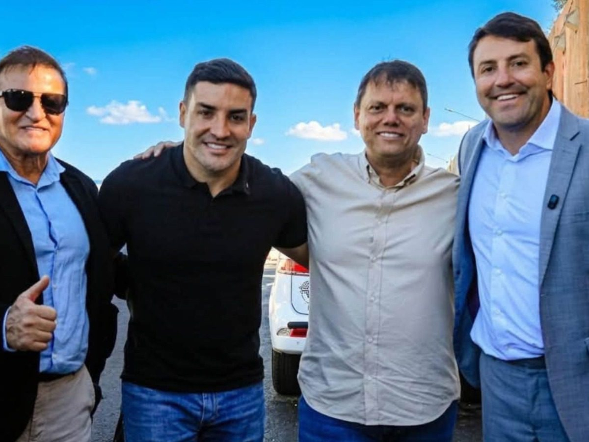 Da esquerda para a direita: Cezar, Wesley "Lelinho" Cezar, o governador Tarcísio de Freitas e o prefeito de Santana de Parnaíba, Elvis Cezar, durante encontro que reforçou o diálogo político e o fortalecimento de pautas para a região.

Crédito: Divulgação