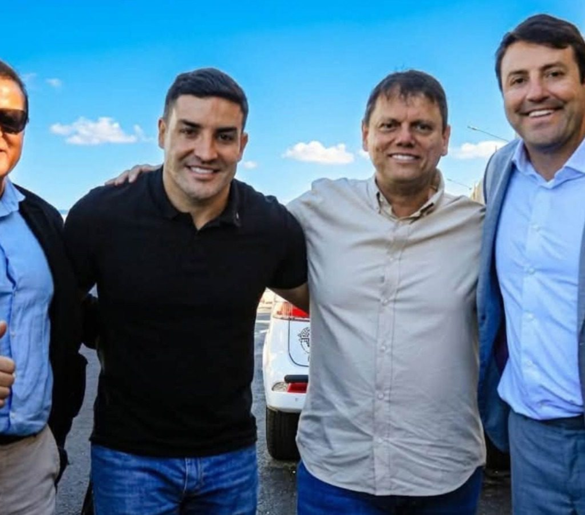 Da esquerda para a direita: Cezar, Wesley "Lelinho" Cezar, o governador Tarcísio de Freitas e o prefeito de Santana de Parnaíba, Elvis Cezar, durante encontro que reforçou o diálogo político e o fortalecimento de pautas para a região.

Crédito: Divulgação