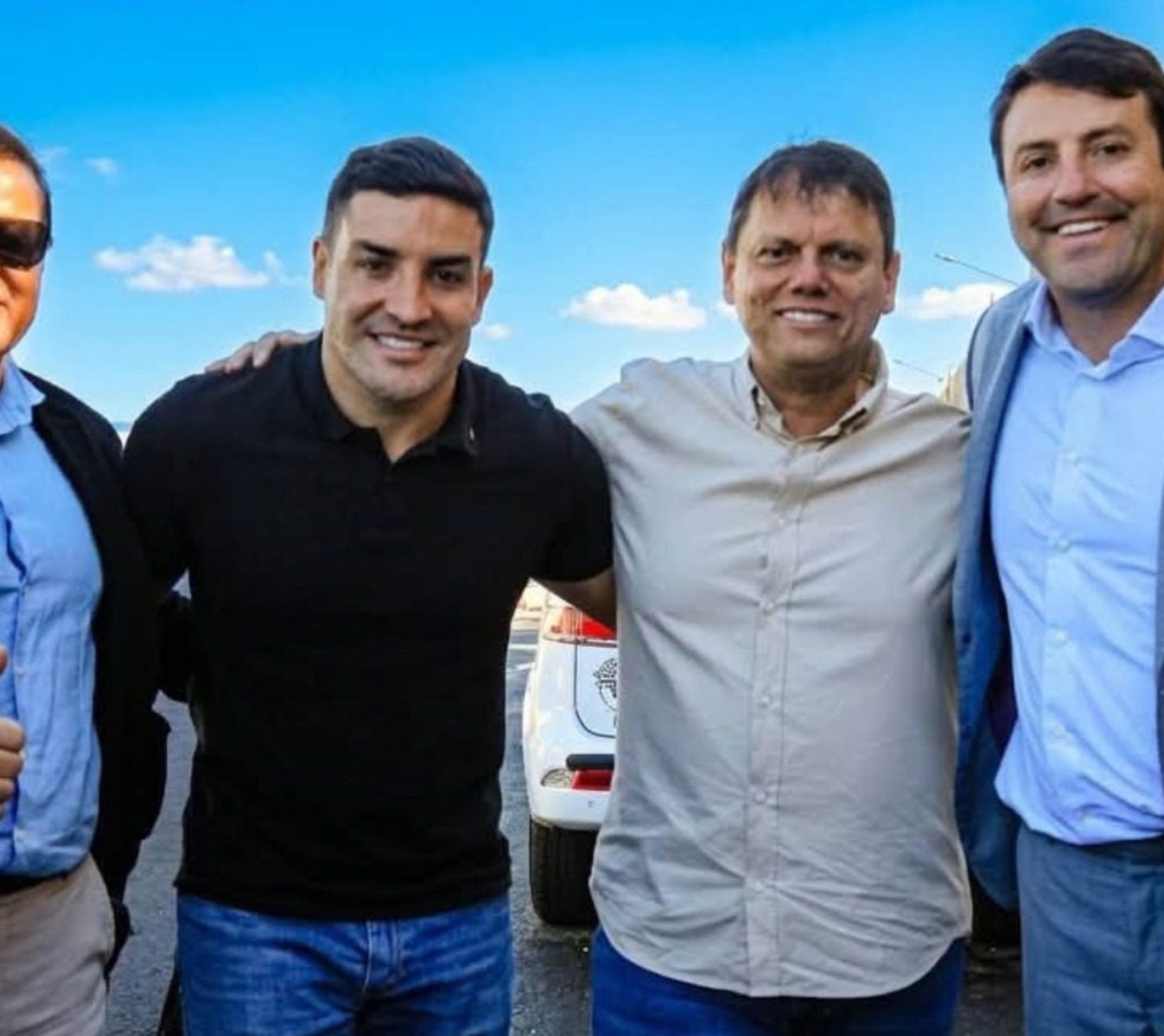 Da esquerda para a direita: Cezar, Wesley "Lelinho" Cezar, o governador Tarcísio de Freitas e o prefeito de Santana de Parnaíba, Elvis Cezar, durante encontro que reforçou o diálogo político e o fortalecimento de pautas para a região.

Crédito: Divulgação